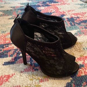 Woman’s Black Size 8 De Blossom Collection Lace Jeweled High Heels